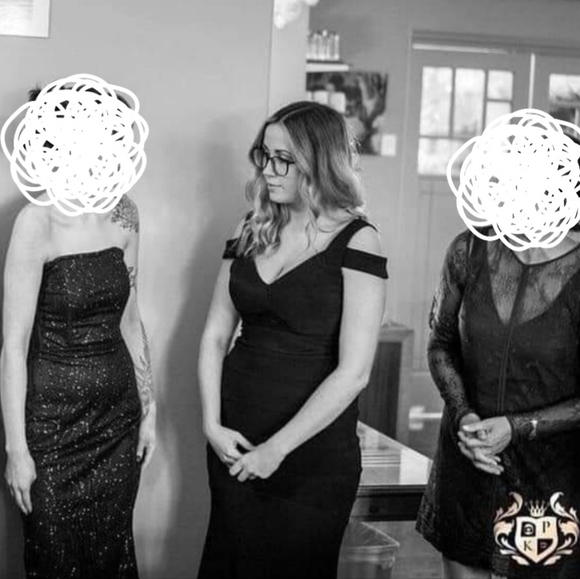 Le Chateau Dress - Picture 6 of 7